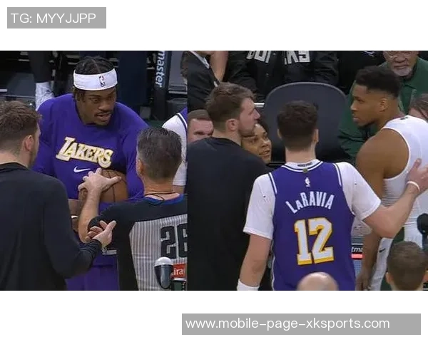 字母哥助蒂耶罗获得比赛用球詹姆斯为其点赞裁判为何纠结不已